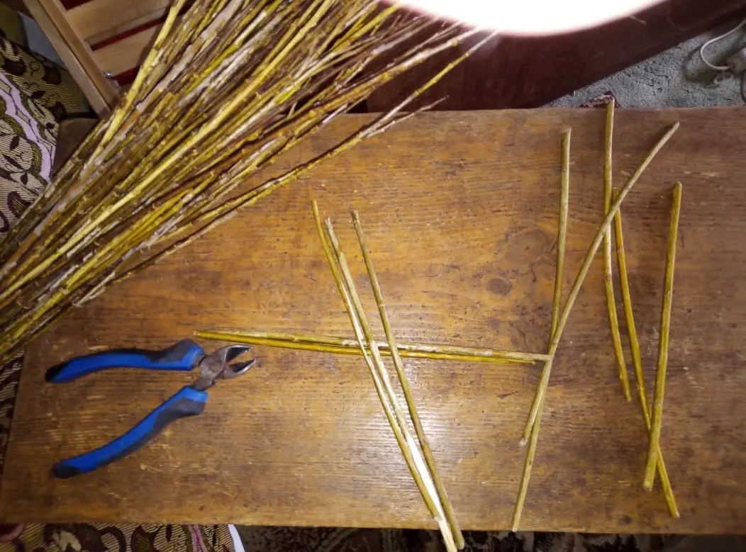 В селе Кузнечиха ребята учатся древнему ремеслу по изготовлению предметов быта из гибких прутьев
