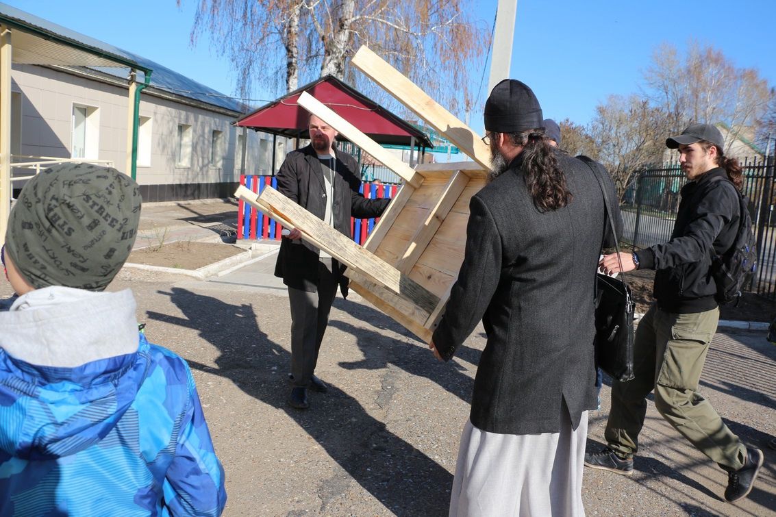 Спасские мальчишки продолжают обучаться столярному делу