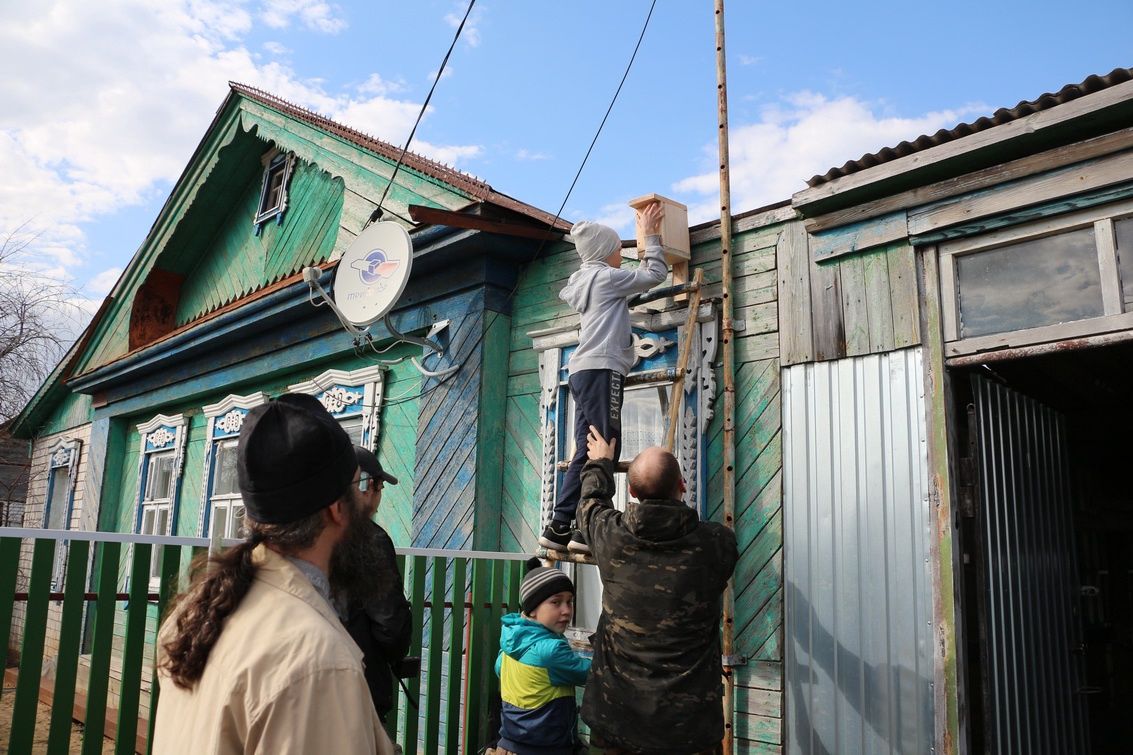 Спасские мальчишки продолжают обучаться столярному делу