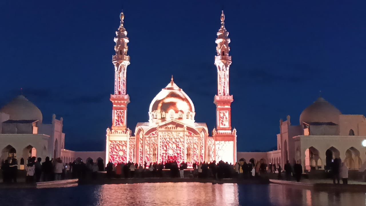 Гости Болгара увидели грандиозное световое шоу на стенах Белой мечети (ВИДЕО)