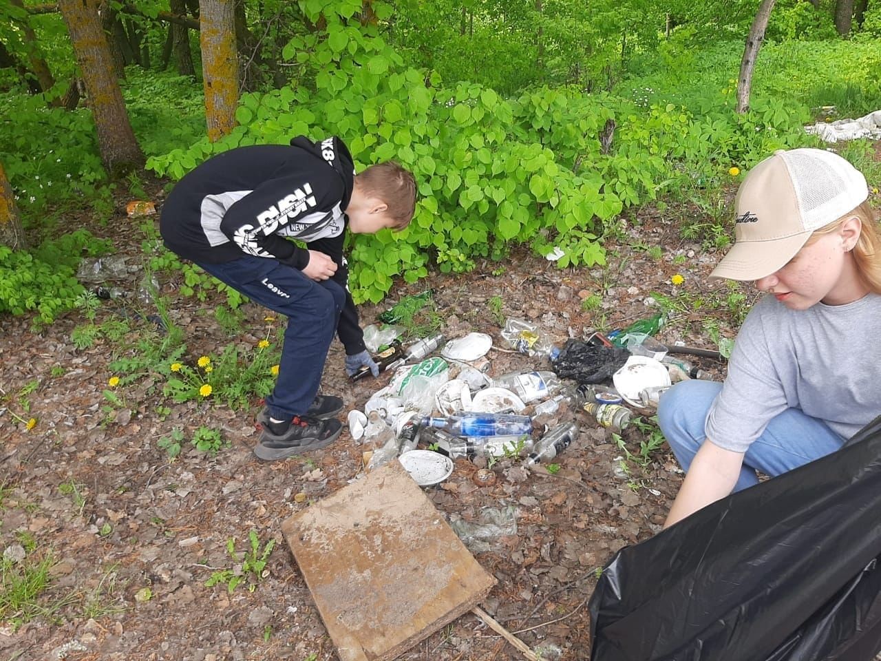 Ученики трудового лагеря второй городской школы приняли участие в уборке мусора