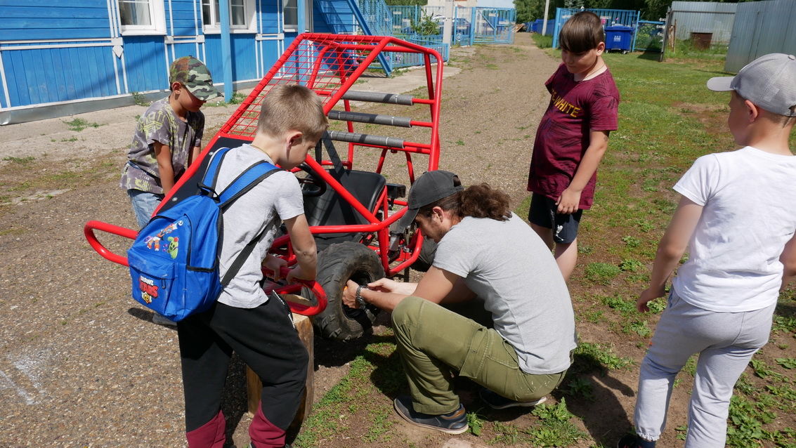 Алькеевских и Спасских ребят обучают основам работы механизатора сельского хозяйства