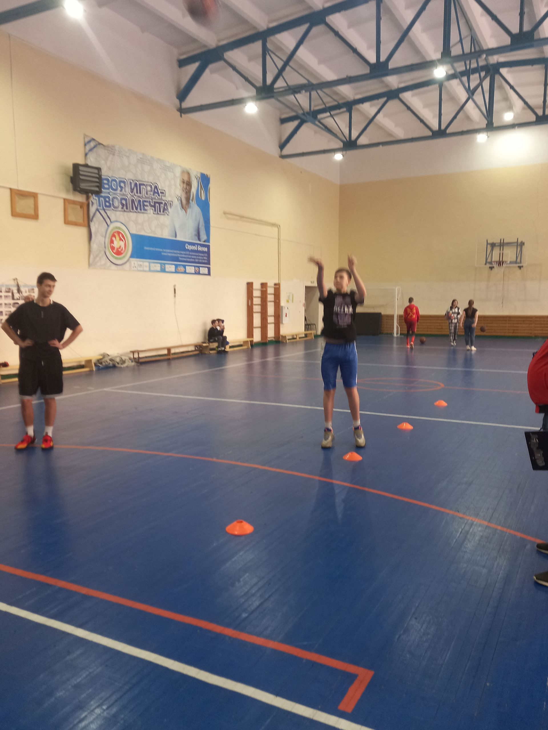 В центральном спортзале Болгара прошла товарищеская встреча по баскетболу