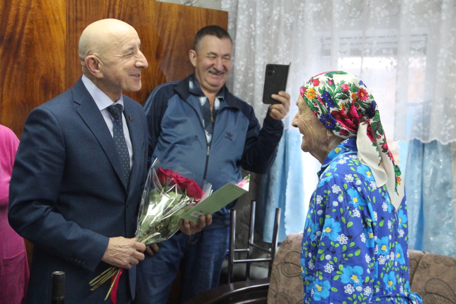 90-летний юбилей отметила жительница деревни Урняк (ФОТОРЕПОРТАЖ)