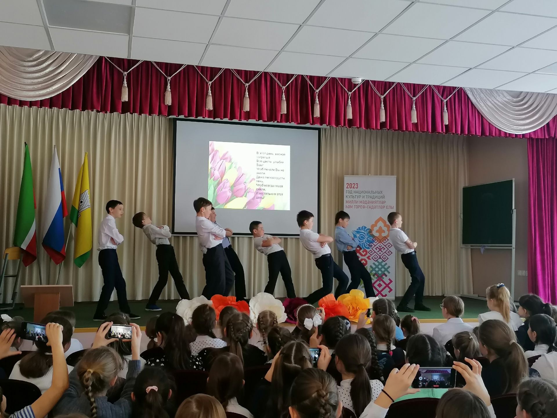 В Болгарской средней школе №1 прошёл праздничный концерт