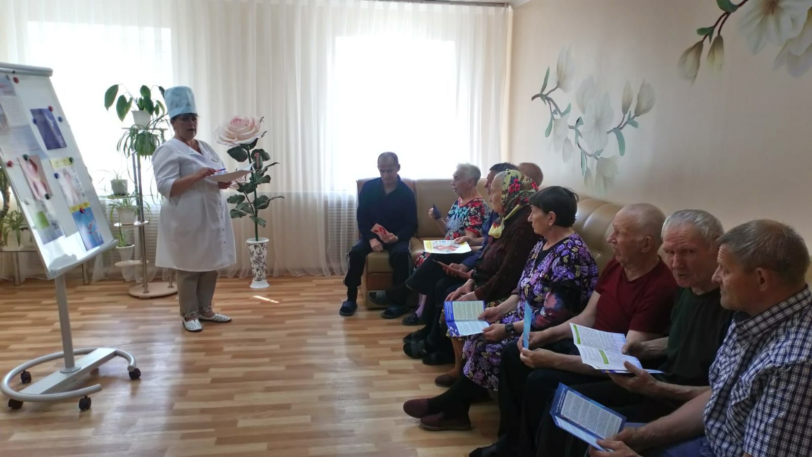 С получателями соцуслуг Спасского ДИПИ провели беседу «Что такое ВИЧ и СПИД?»