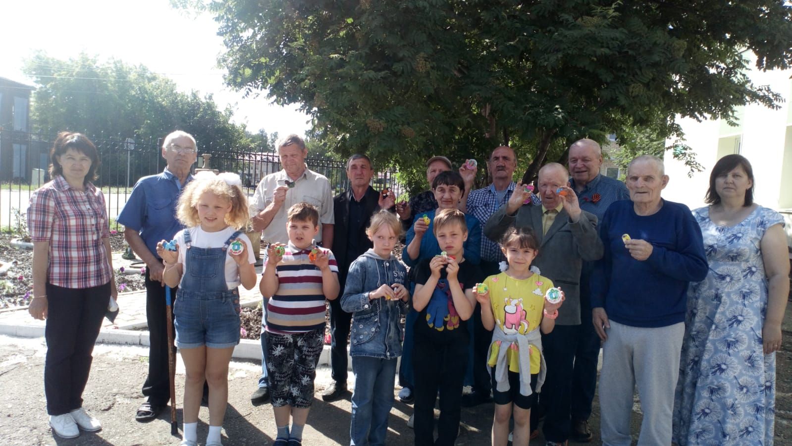 В Спасском доме-интернате подопечные учились расписывать гипсовые фигурки