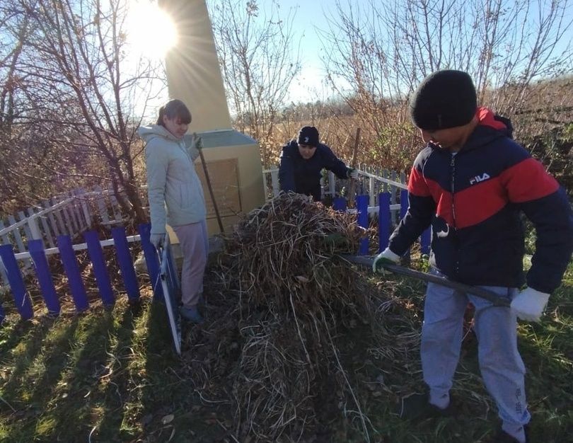 В Спасском районе школьники привели в порядок памятник героям ВОВ