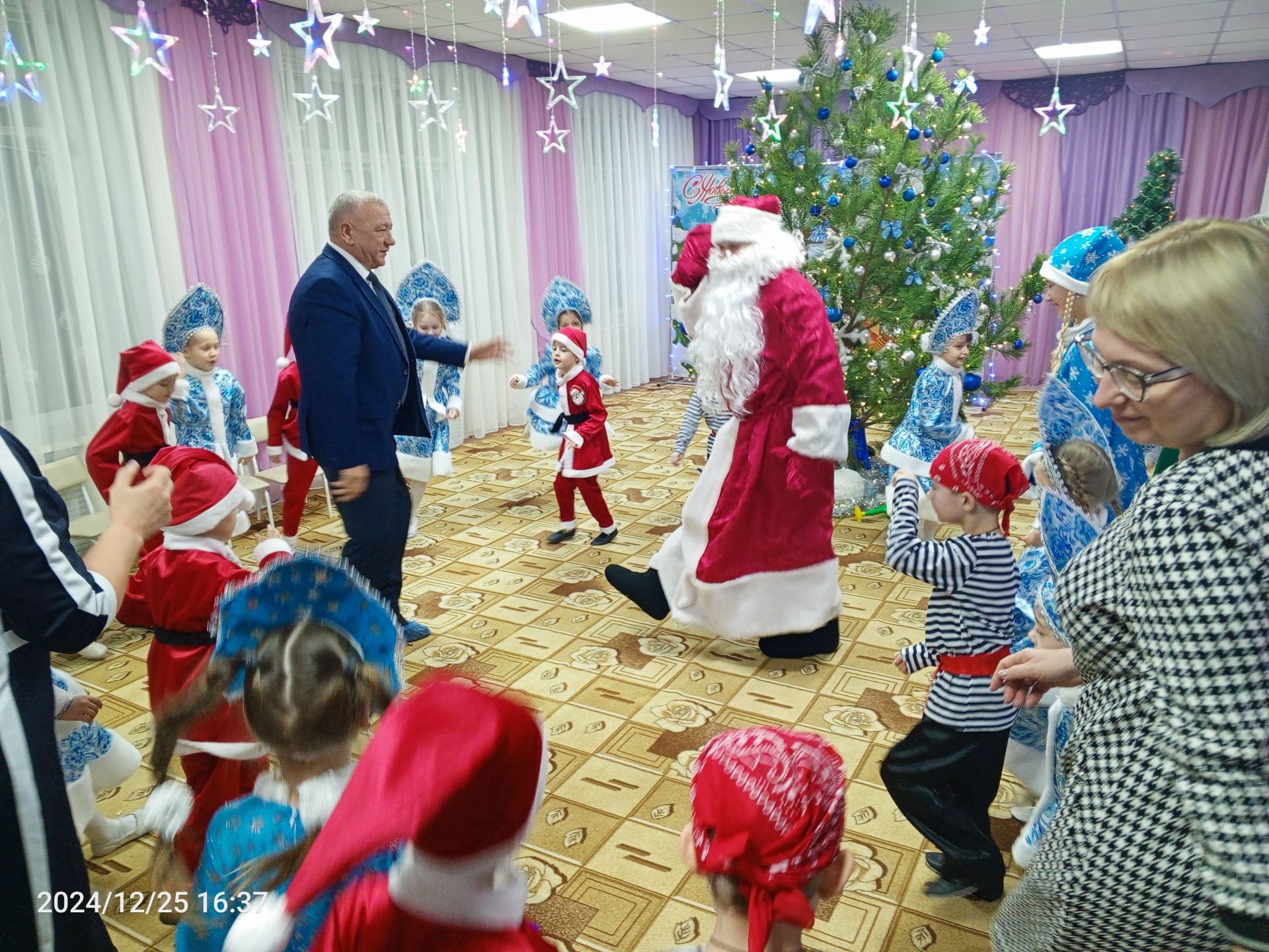 Глава района посетил новогодний праздник в детском саду «Солнышко» (ФОТОРЕПОРТАЖ)