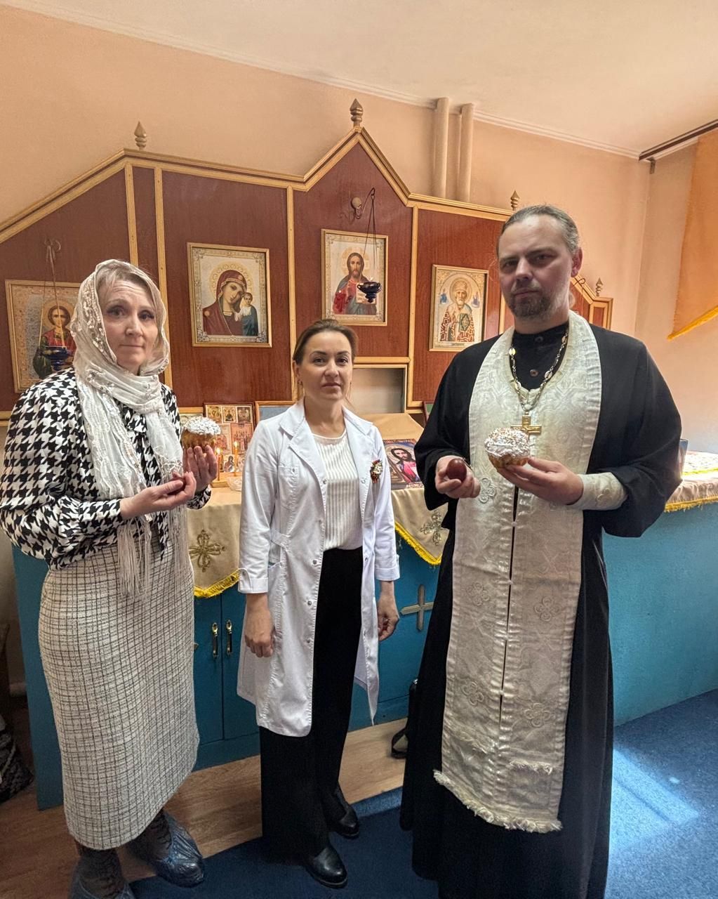 В Спасском ДИПИ прошел пасхальный молебен