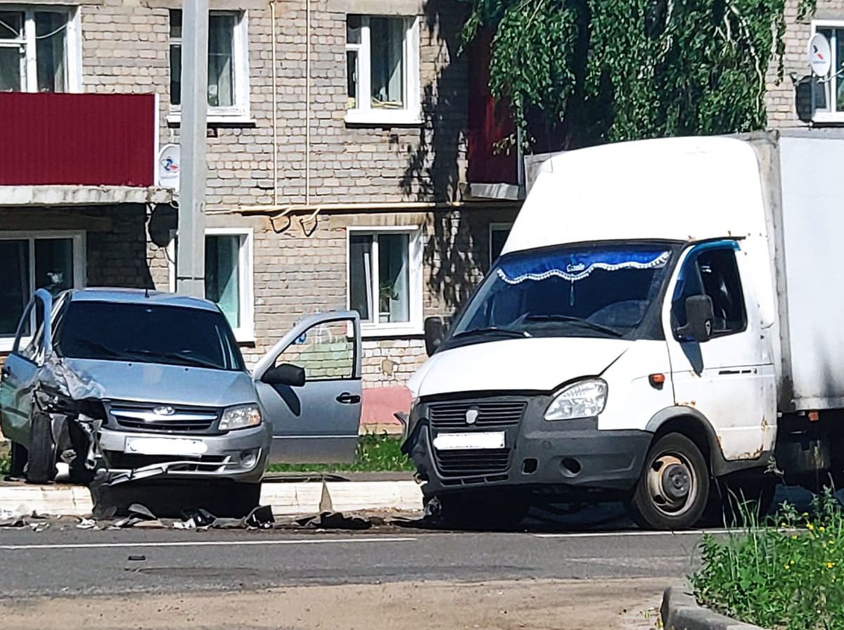 В центре Болгара столкнулись Лада Гранта и Газель