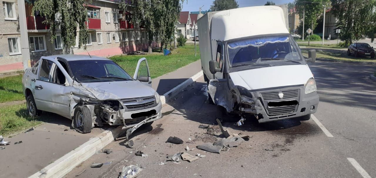 В центре Болгара столкнулись Лада Гранта и Газель