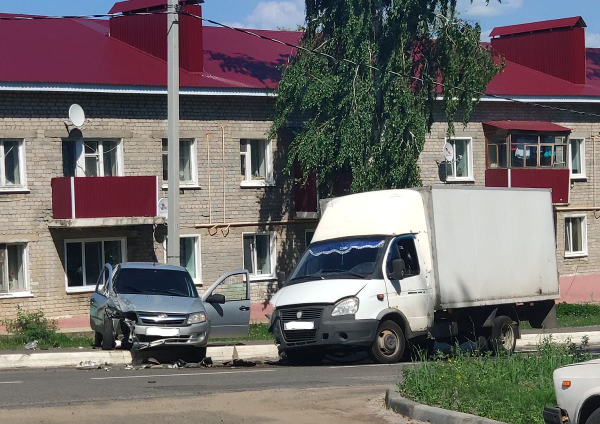 В центре Болгара столкнулись Лада Гранта и Газель
