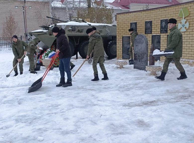 Кадеты расчистили территорию памятника Воинам локальных конфликтов в Болгаре