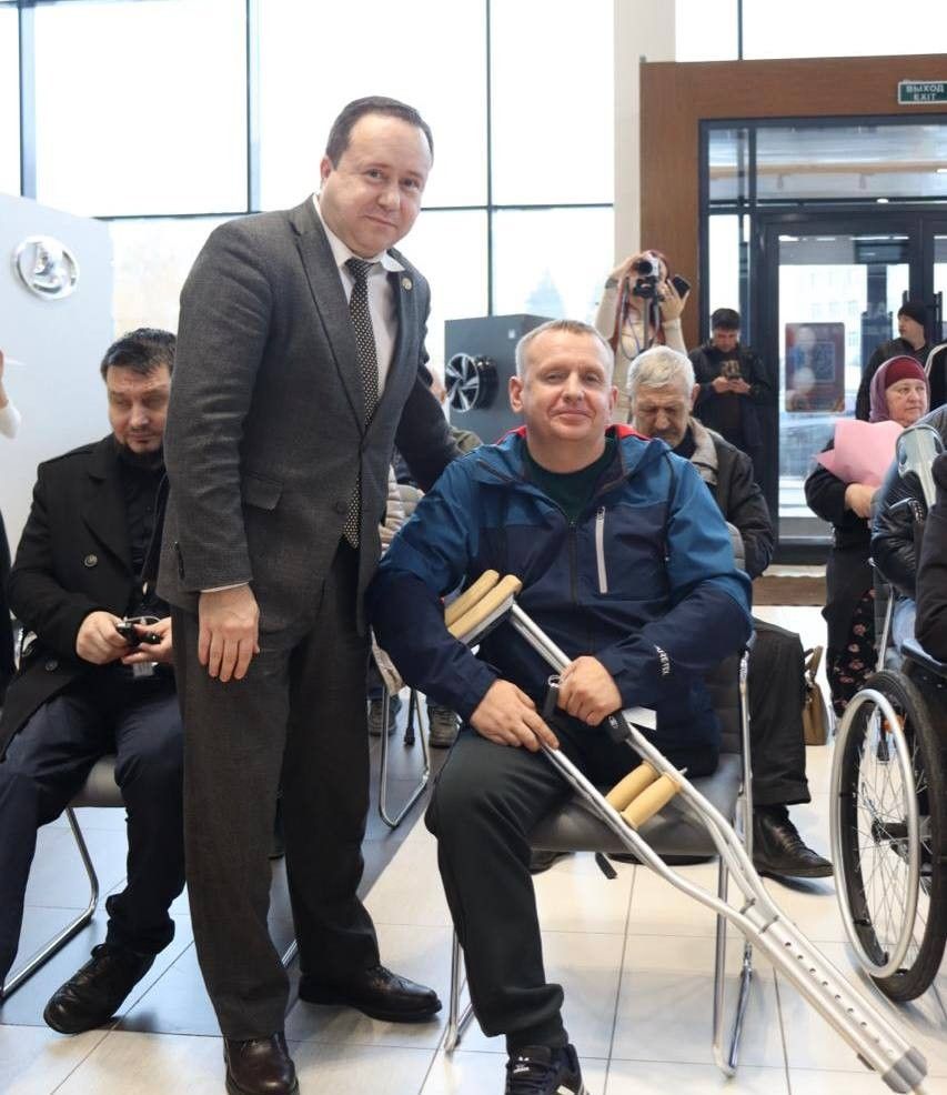 Отделение СФР по Татарстану передало 13 адаптированных автомобилей пострадавшим на производстве