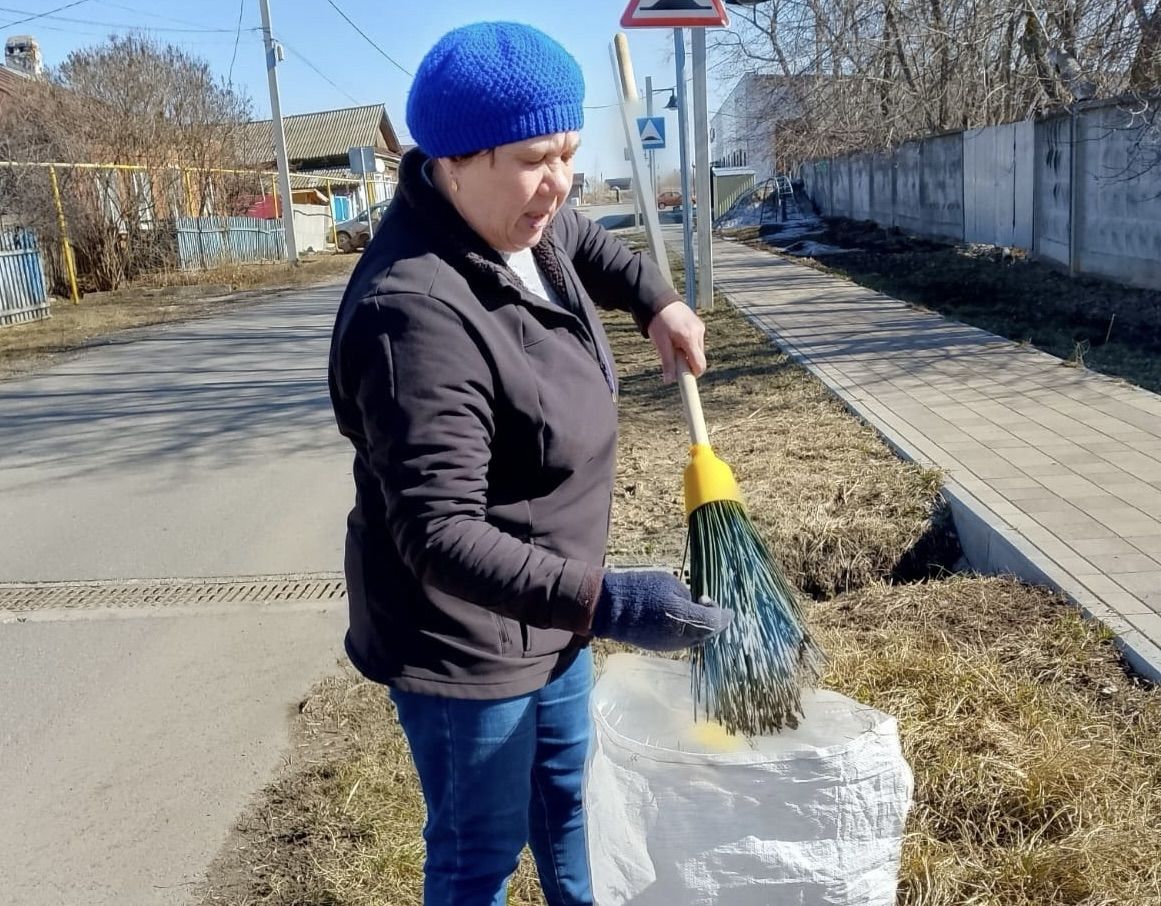 Сотрудники детского сада «Солнышко» навели чистоту после зимы