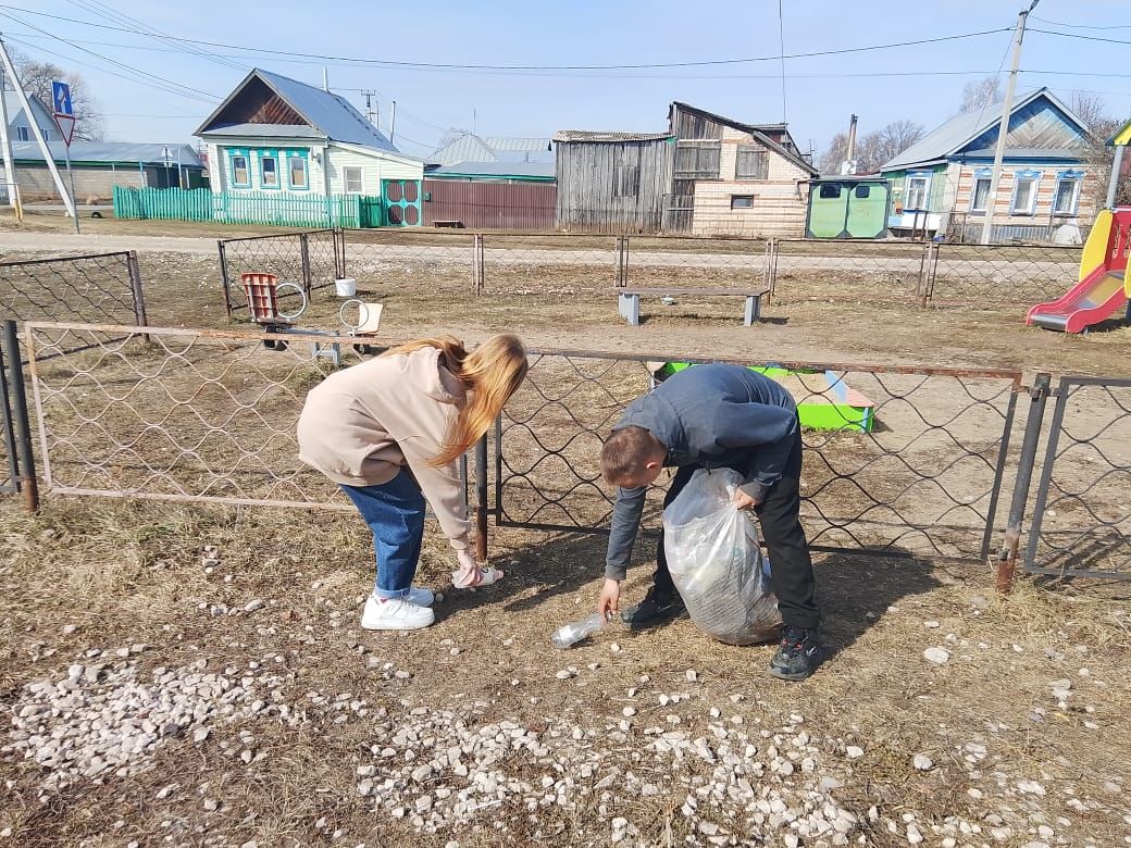 Студенты и сотрудники Спасского техникума вышли на субботник в Болгаре