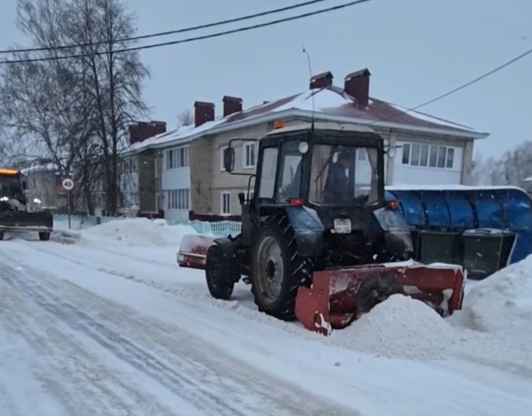 На уборку снега в Болгаре вышло 15 единиц техники