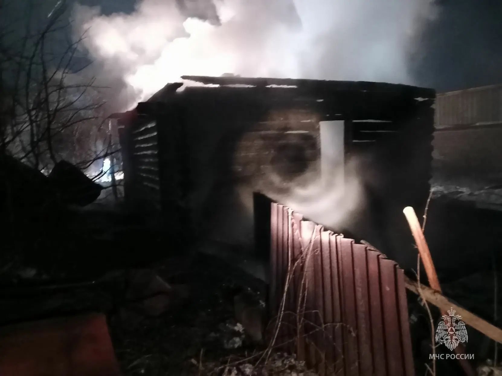 На пожарах в Татарстане погибли двое мужчин и тяжело пострадала женщина