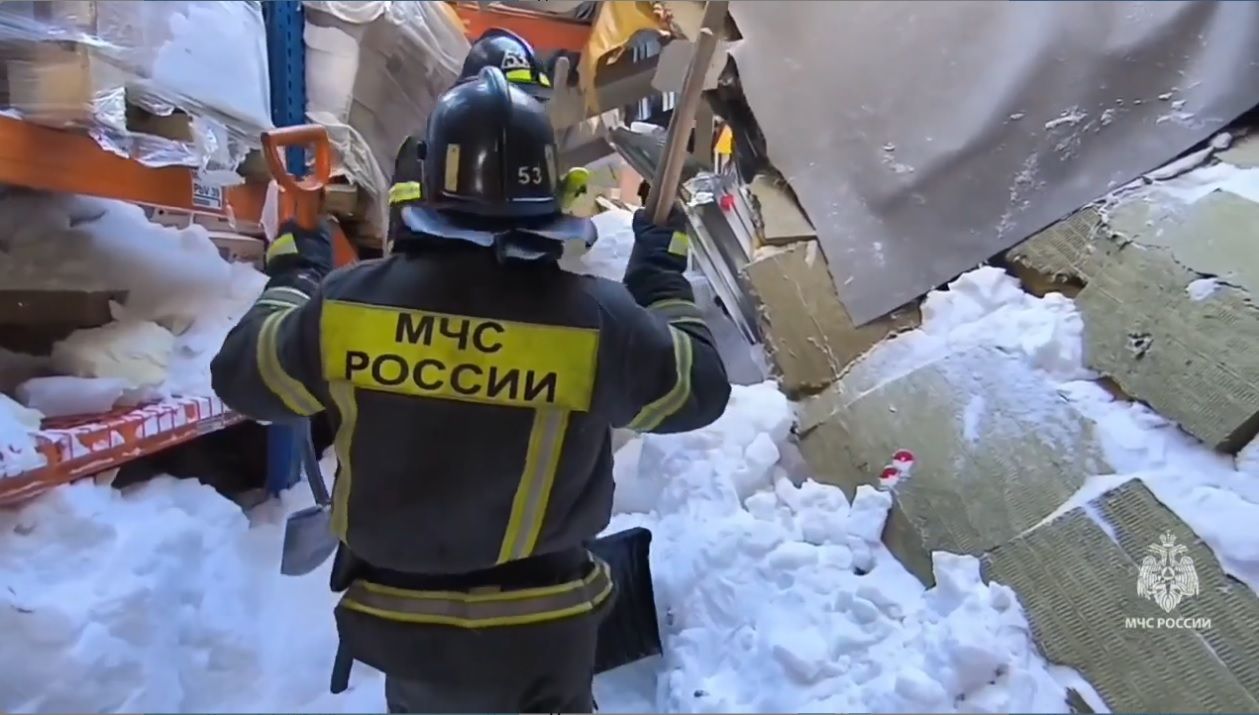 В Зеленодольске обвалилась крыша склада, под завалами могут быть люди