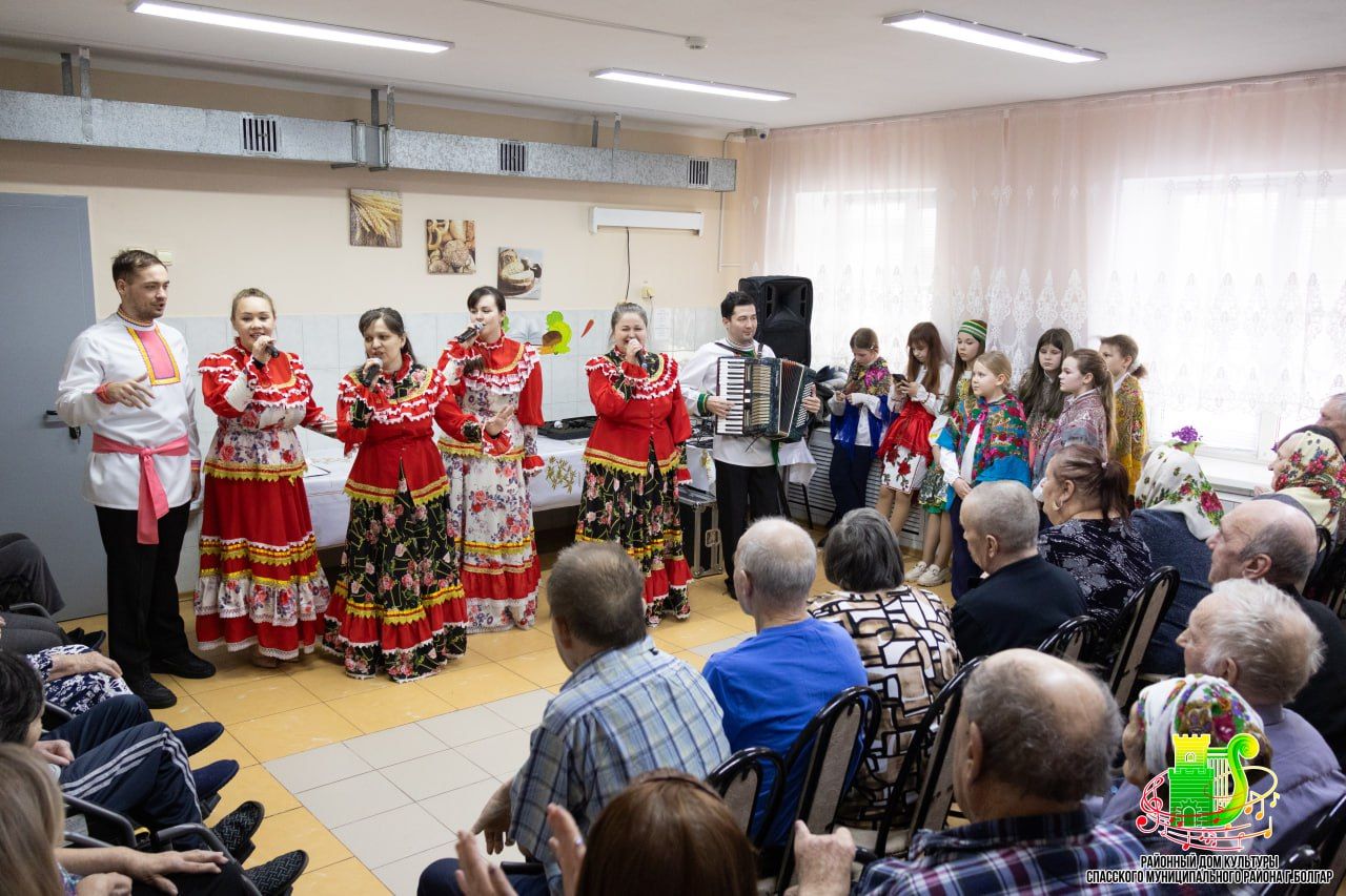 Артисты РДК поздравили жителей Спасского ДИПИ с Масленицей