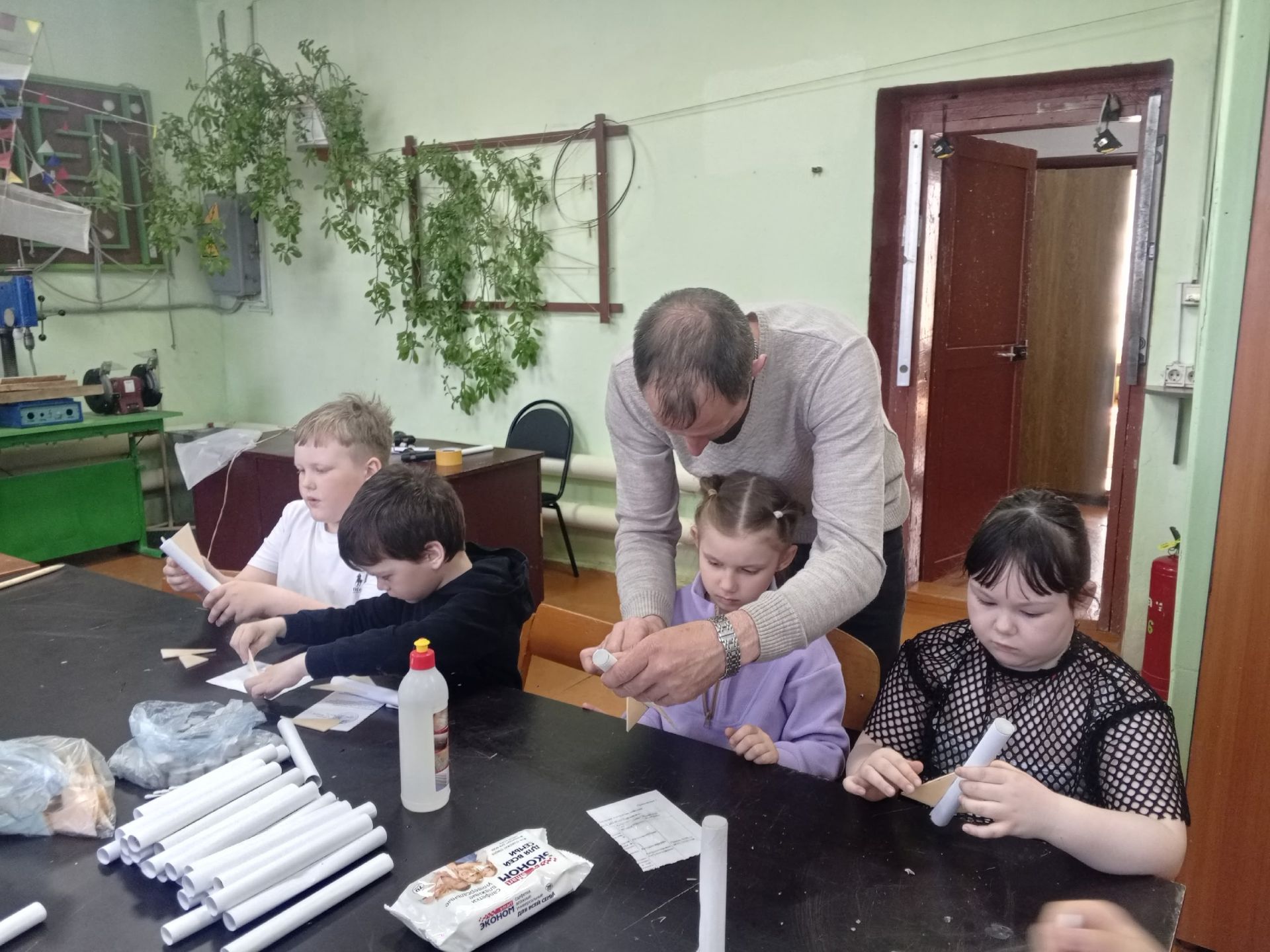 Юные техники Спасского района запустили пневморакеты в честь Дня космонавтики