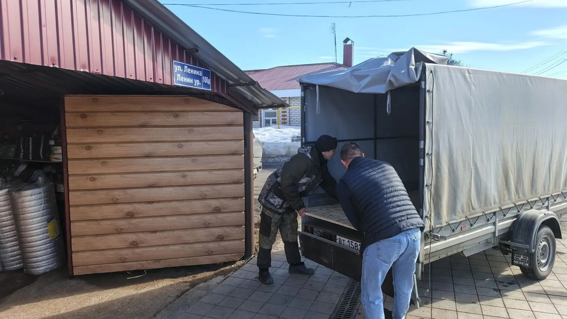 Из Спасского района отправили гуманитарный груз со стройматериалами и техникой для бойцов СВО