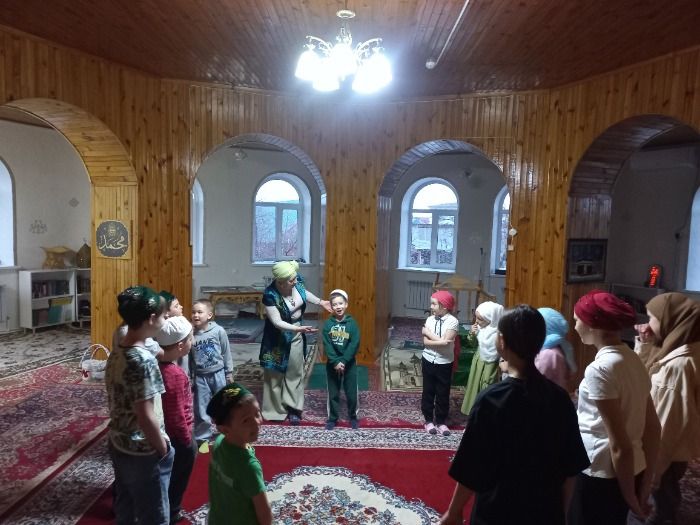 В городской мечети Болгара детям рассказали о татарских головных уборах