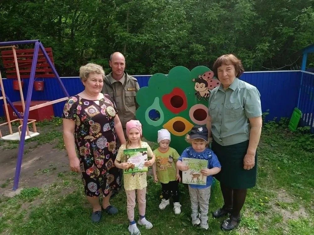 Сотрудники заказника «Спасский» провели экологический праздник в детских садах сёл Вожи и Измери