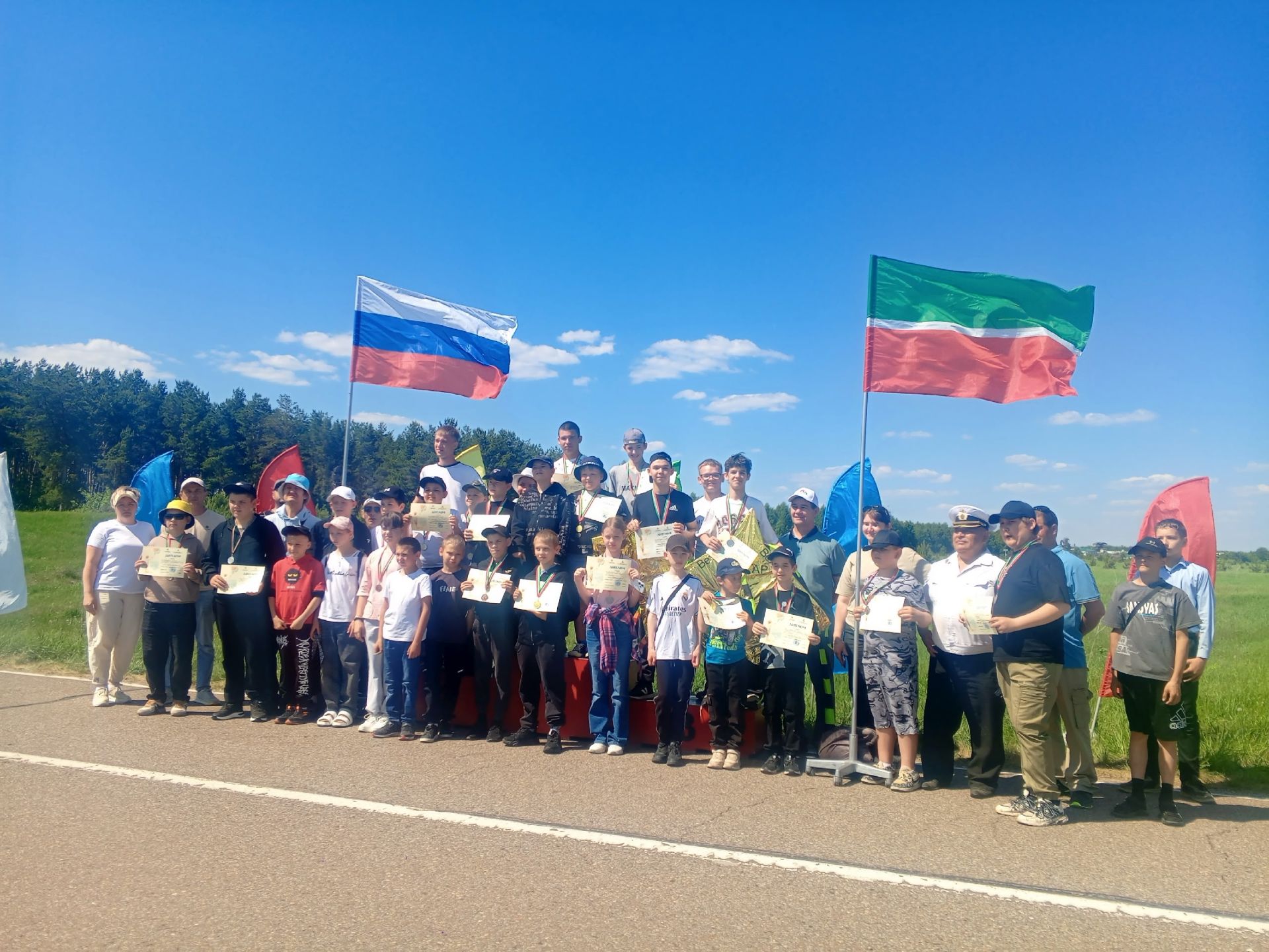 Небо над древним Болгаром украсили десятки разноцветных воздушных змеев