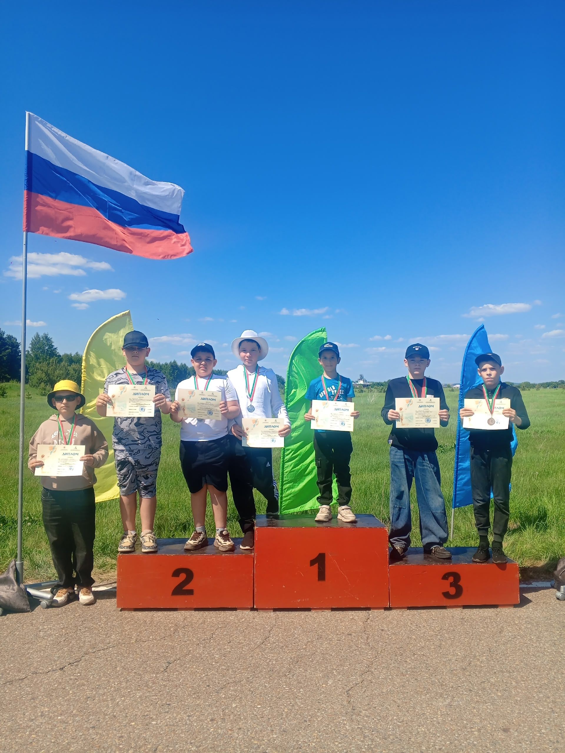 Небо над древним Болгаром украсили десятки разноцветных воздушных змеев