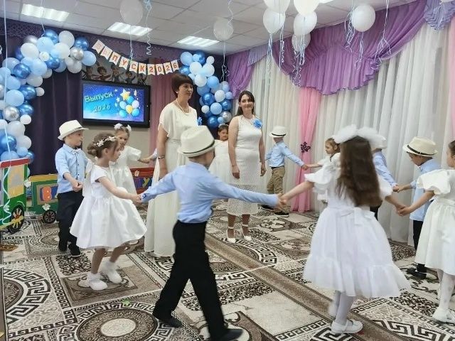 110 выпускников детских садов Спасского района попрощались с дошкольным детством