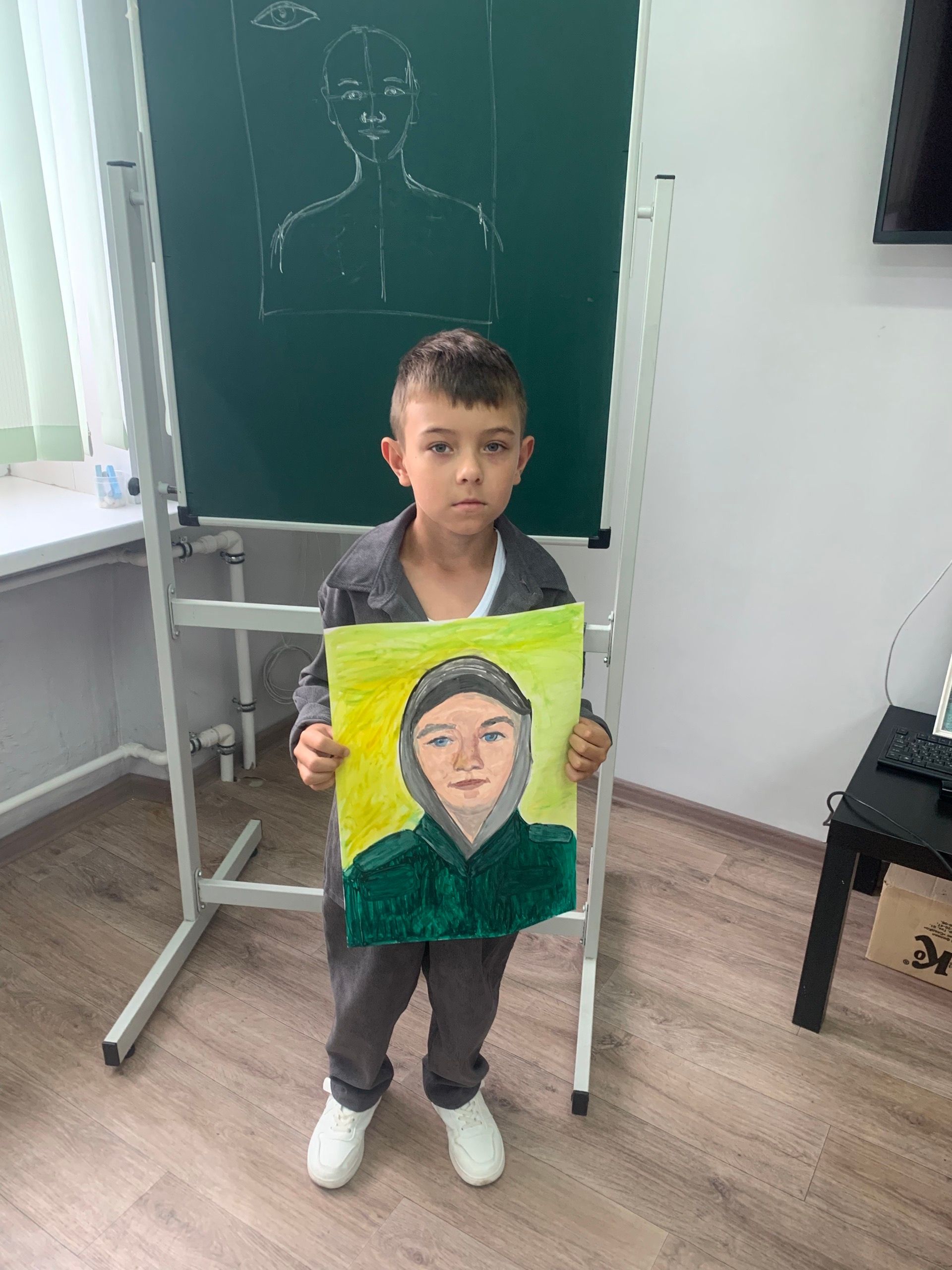 В Болгарской школе искусств дети участников СВО нарисовали портреты своих отцов
