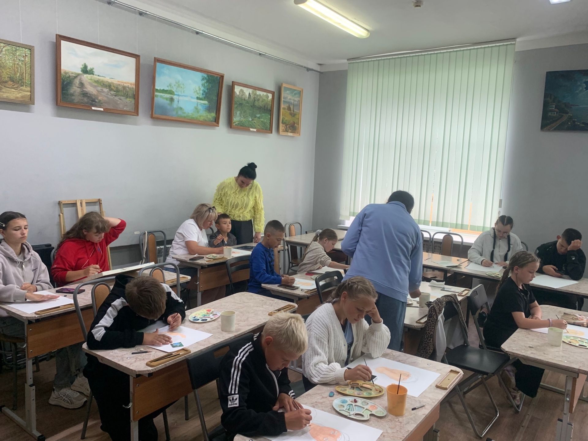 В Болгарской школе искусств дети участников СВО нарисовали портреты своих отцов
