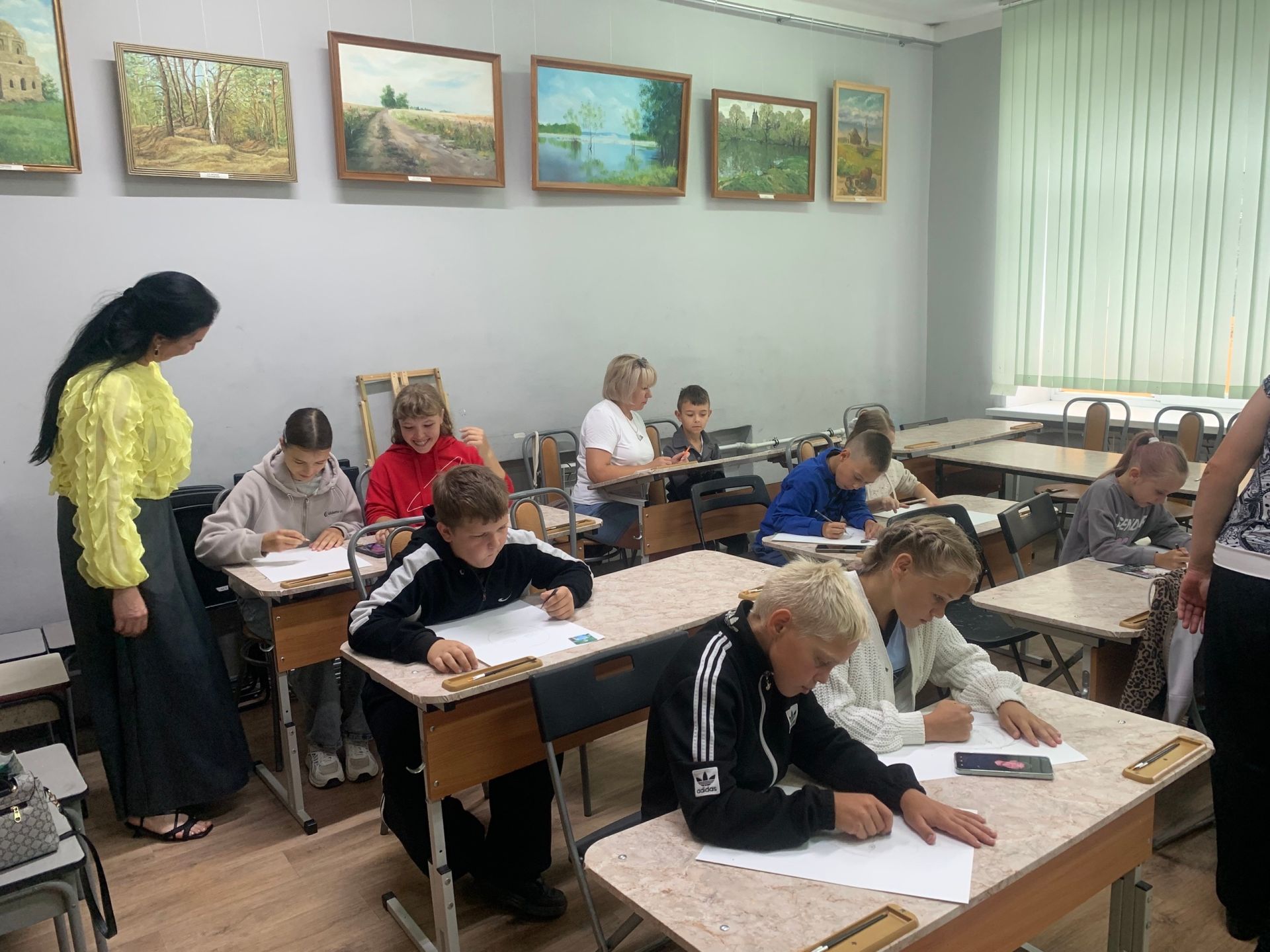 В Болгарской школе искусств дети участников СВО нарисовали портреты своих отцов