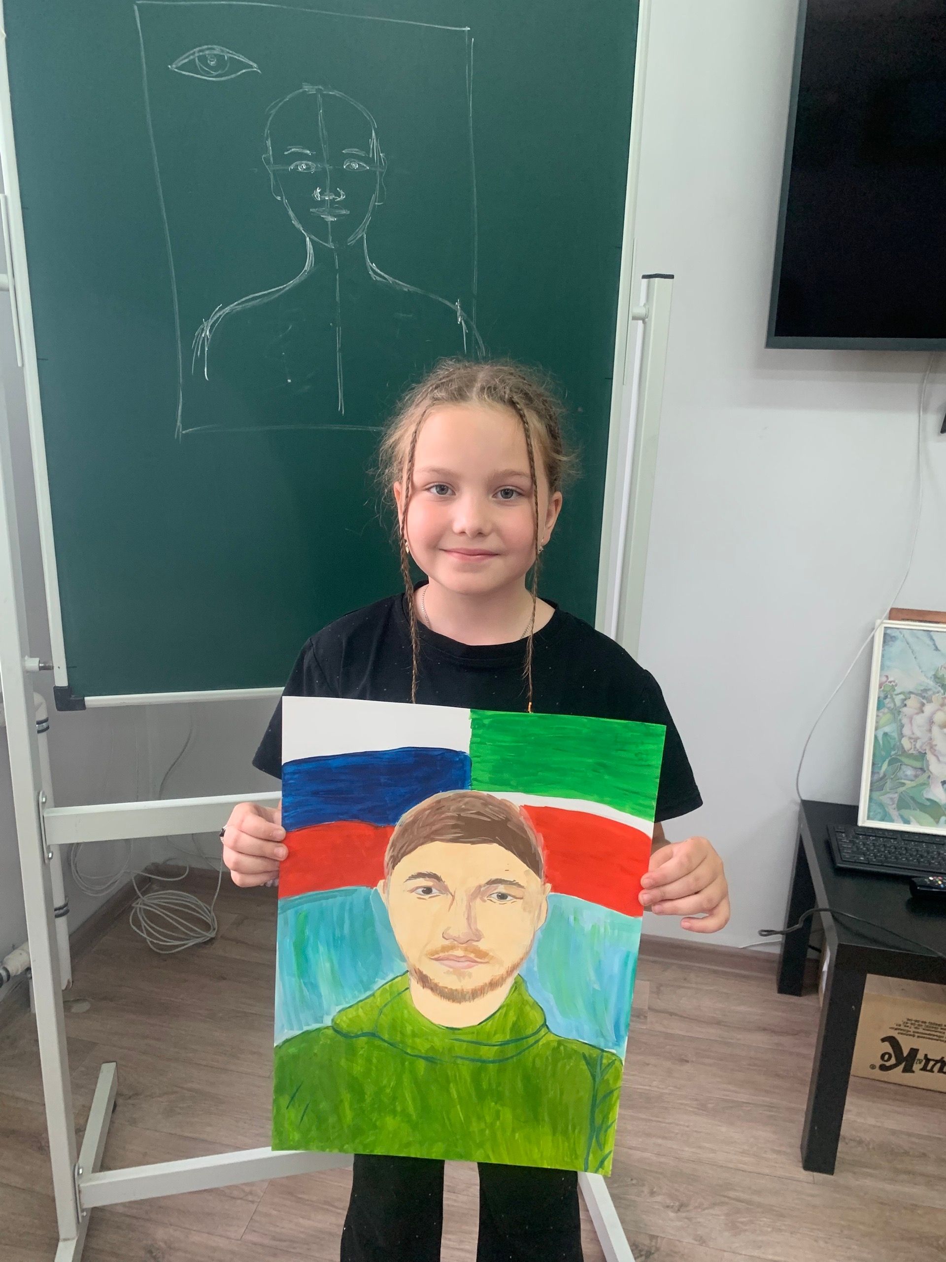В Болгарской школе искусств дети участников СВО нарисовали портреты своих отцов