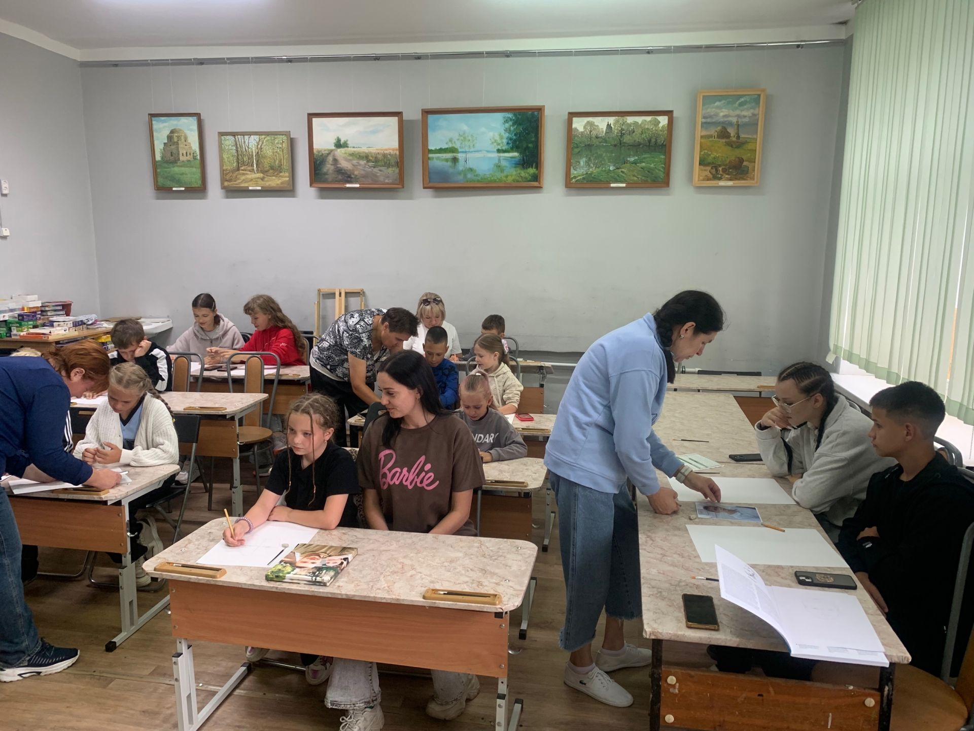 В Болгарской школе искусств дети участников СВО нарисовали портреты своих отцов