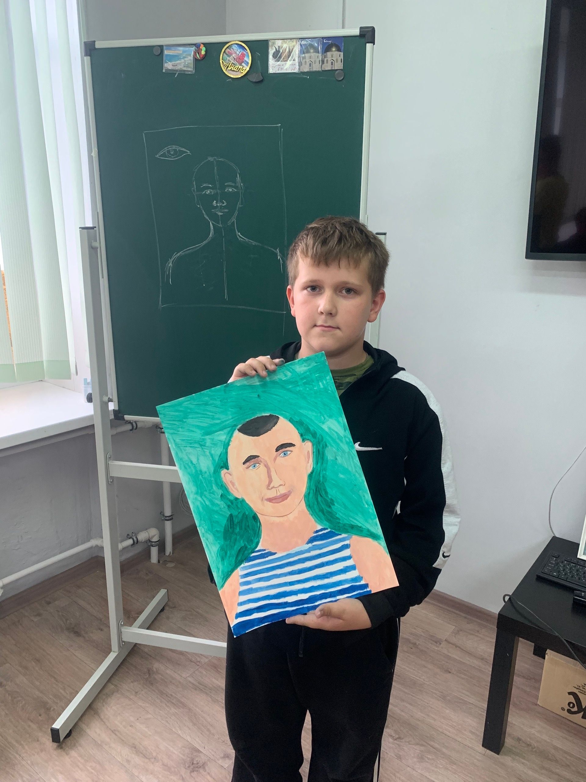 В Болгарской школе искусств дети участников СВО нарисовали портреты своих отцов