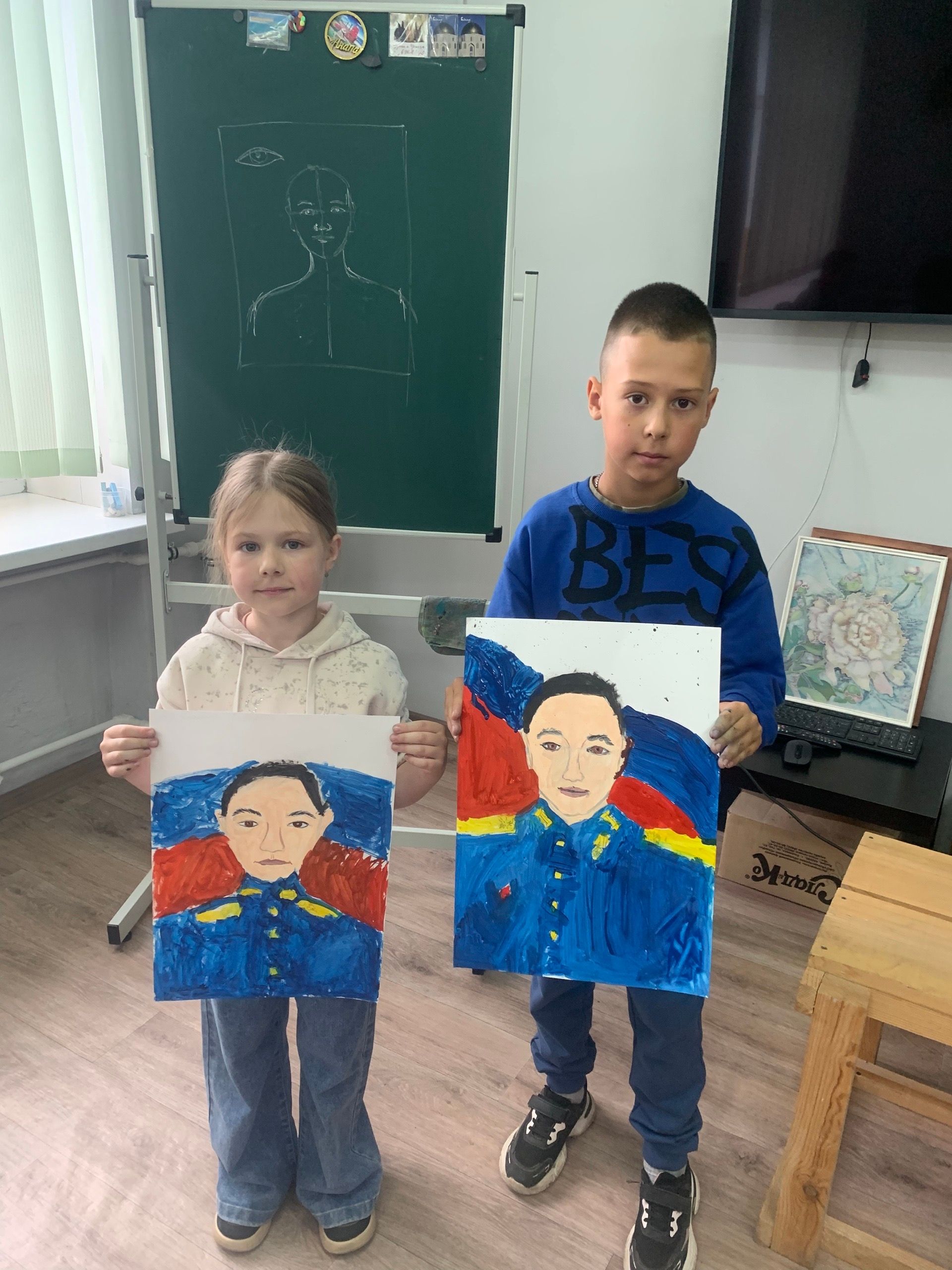 В Болгарской школе искусств дети участников СВО нарисовали портреты своих отцов