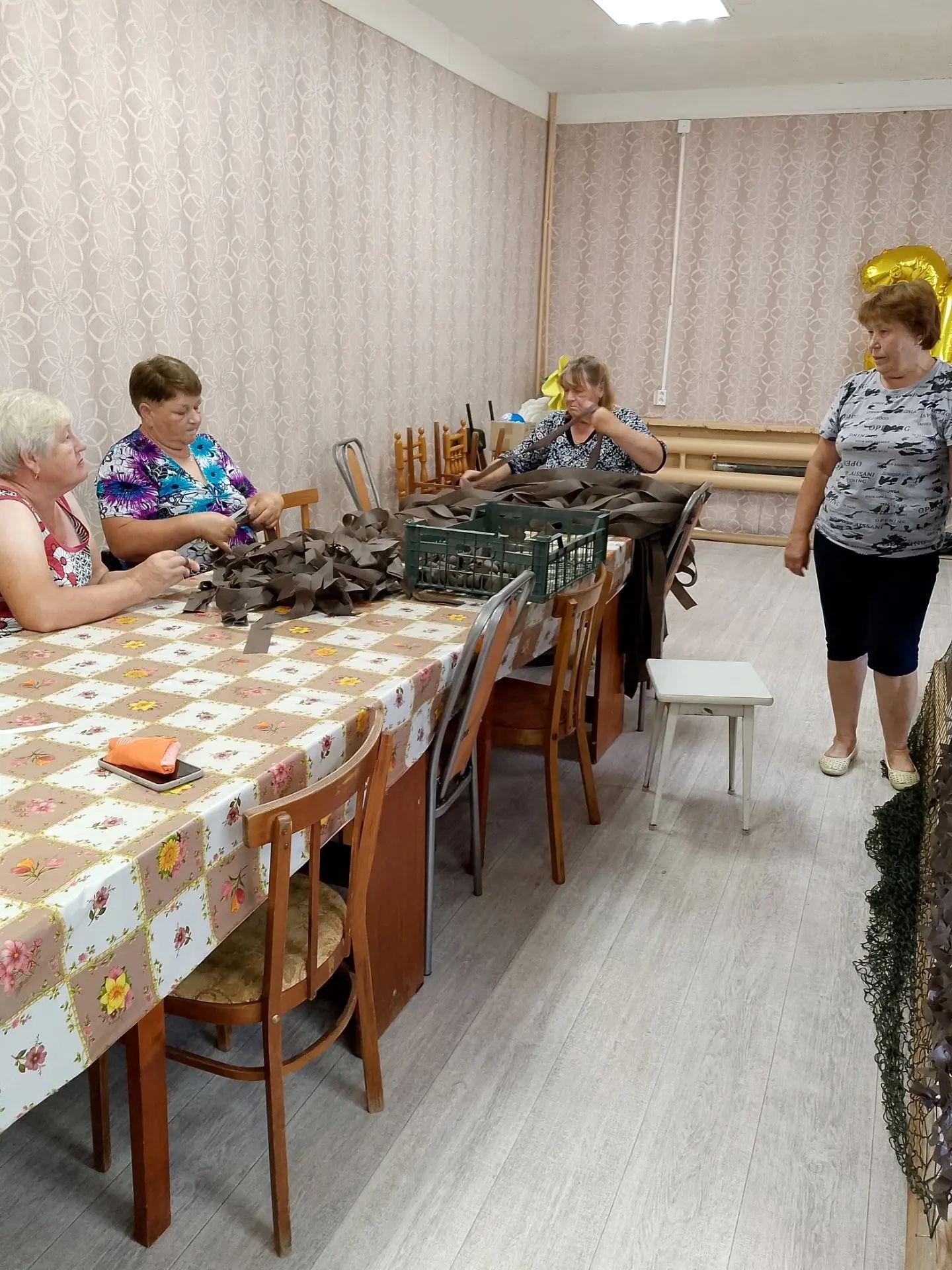 Ветераны Спасского района продолжают плести маскировочные сети для бойцов СВО