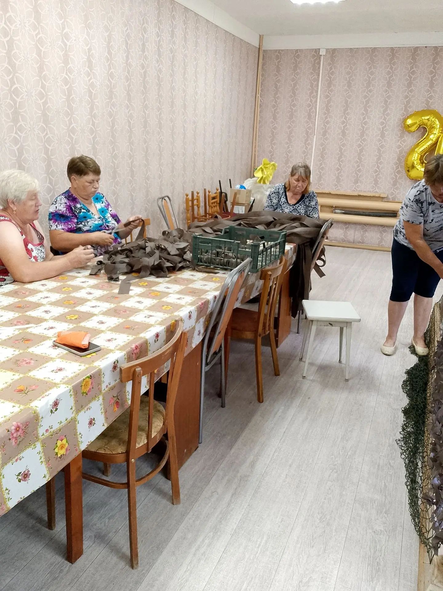 Ветераны Спасского района продолжают плести маскировочные сети для бойцов СВО