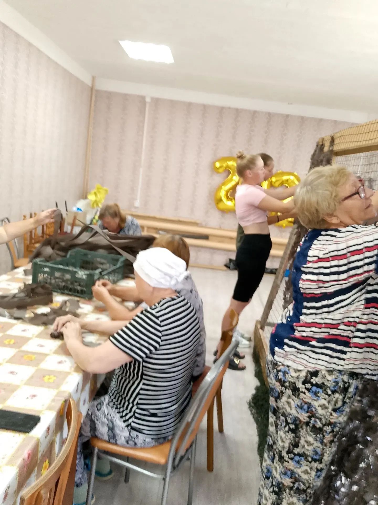 Ветераны Спасского района продолжают плести маскировочные сети для бойцов СВО