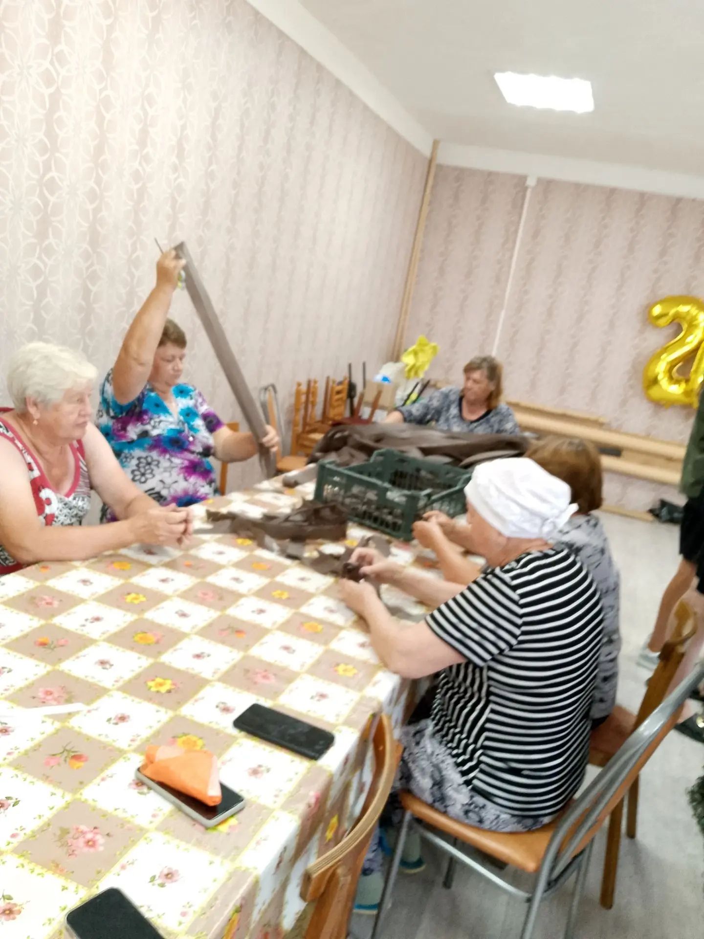 Ветераны Спасского района продолжают плести маскировочные сети для бойцов СВО