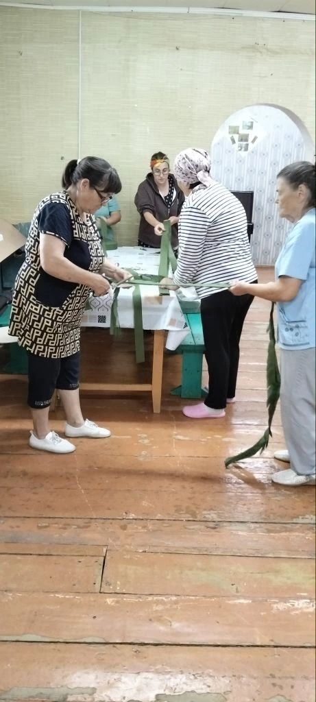 Ветераны Спасского района продолжают плести маскировочные сети для бойцов СВО