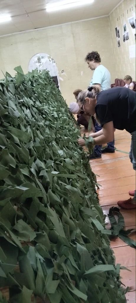 Ветераны Спасского района продолжают плести маскировочные сети для бойцов СВО