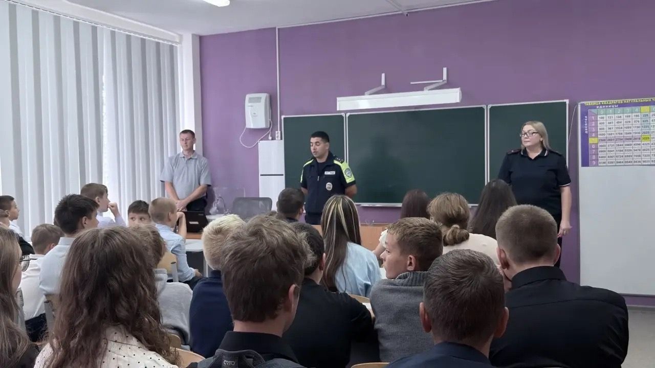 Сотрудники ГИБДД провели урок безопасности для школьников Трёхозёрской школы