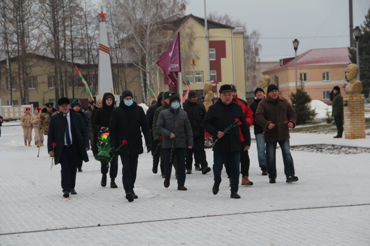 В Болгаре прошёл митинг ко Дню Героев Отечества 