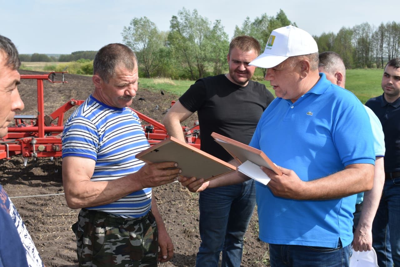 Глава Спасского района вручил механизаторам благодарственные письма&nbsp;