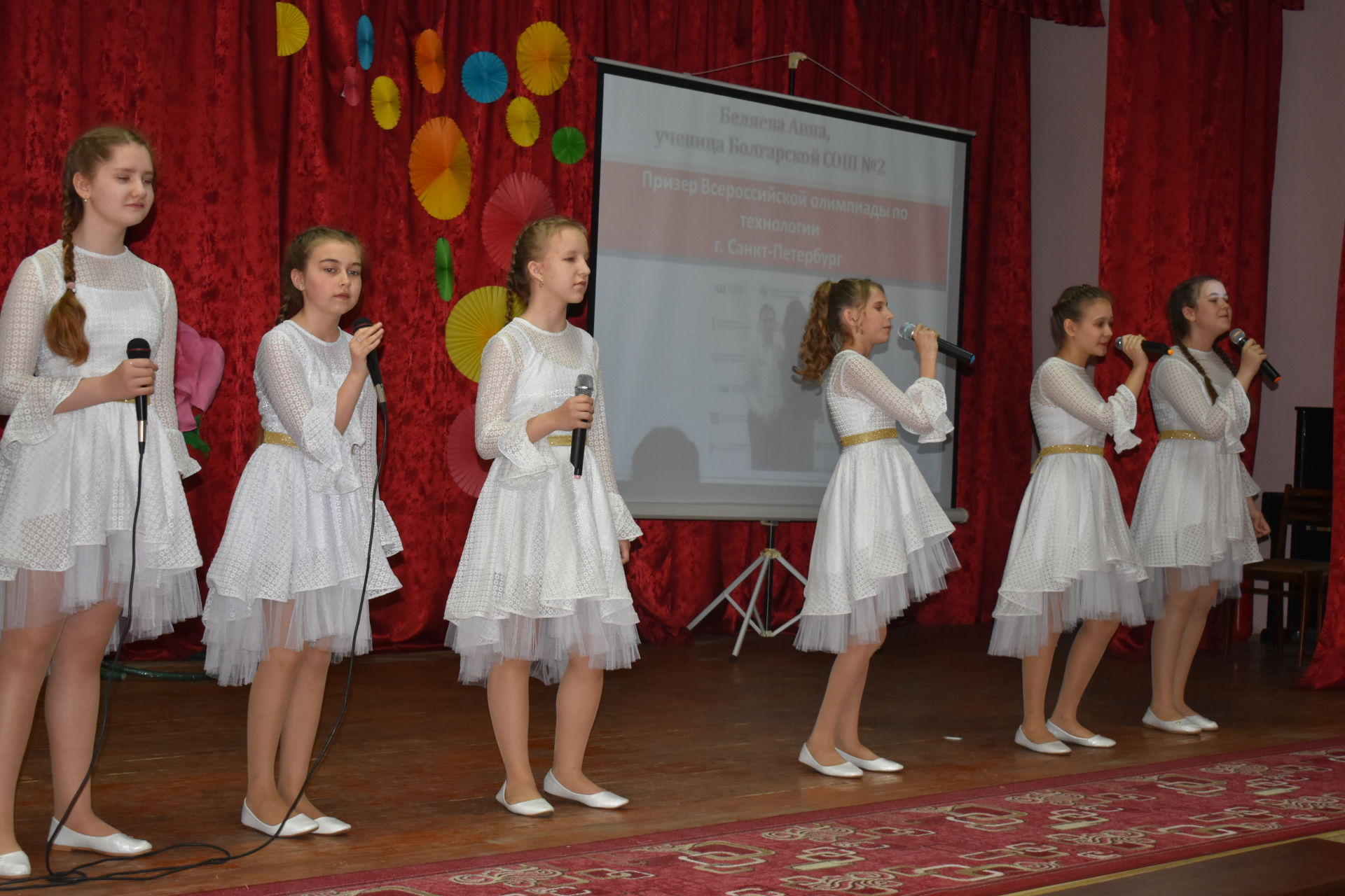 В Болгарской школе №2 наградили победителей школьных олимпиад