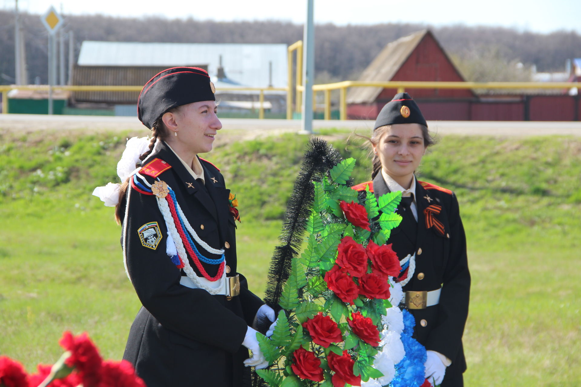 В Болгаре возложили цветы к памятнику Казанскому обводу